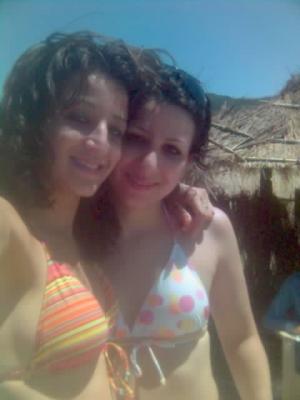 a gauche lyna , a droite sa soeur